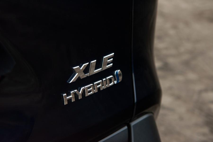 Логотип Toyota RAV4 XLE Hybrid 2018 года  (NA) (фото 8 из 26)